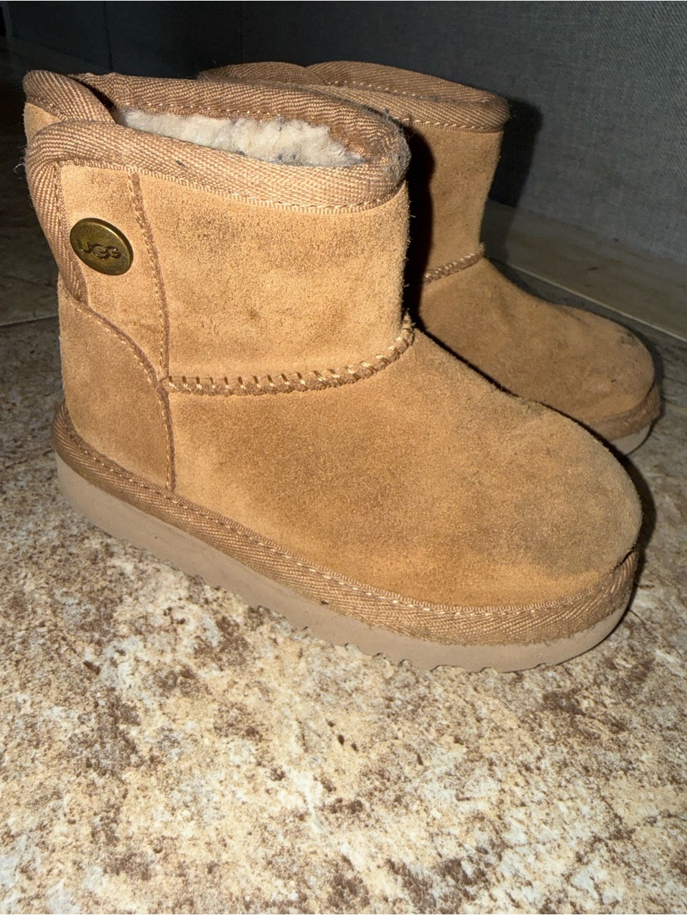 UGG Kids Short Shearling Boot in Chestnut Brown